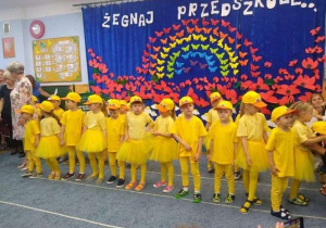 Dzieci z grupy II w przebraniach kaczuszek.